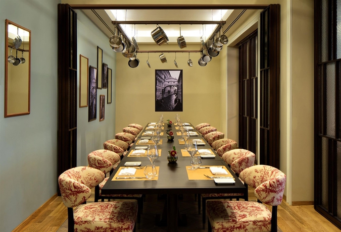 Imagen del bar/restaurante del Hotel VOGO Abu Dhabi Golf Resort & Spa. Foto 11