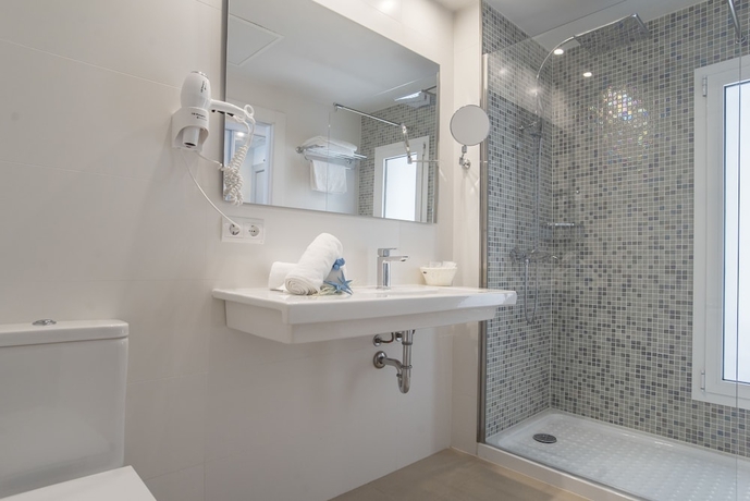 Imagen de la habitación del Hotel VORAMAR, Es Pujols. Foto 13