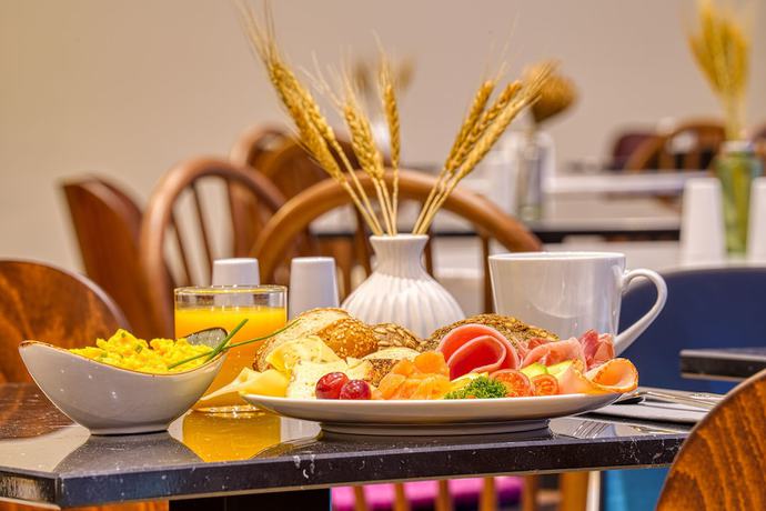 Imagen del bar/restaurante del Hotel VOYA. Foto 1