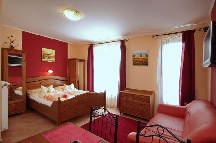 Imagen general del Hotel V&aacute;rkert Apartman. Foto 9