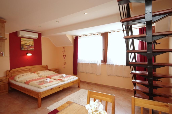 Imagen general del Hotel V&aacute;rkert Apartman. Foto 13