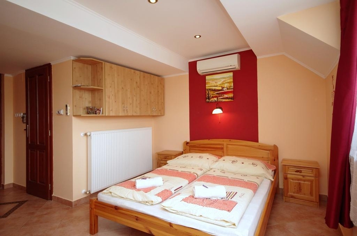 Imagen general del Hotel V&aacute;rkert Apartman. Foto 15