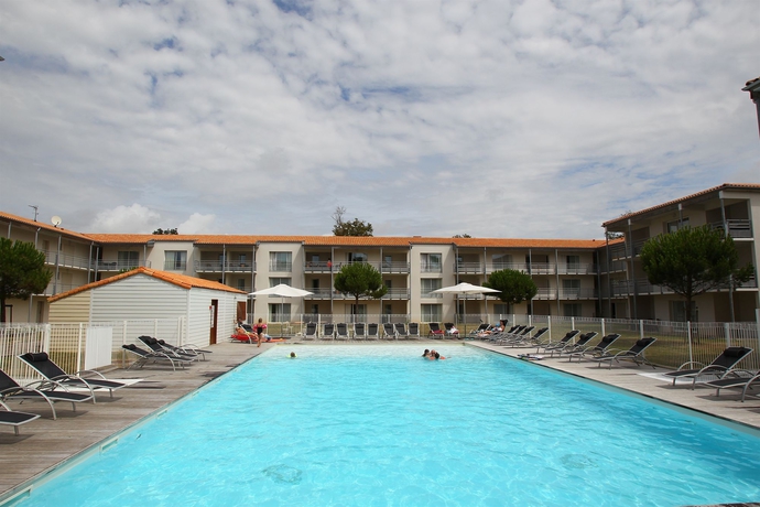 Imagen de la piscina del Hotel Vacancéole - Le Domaine du Château - La Rochelle / Île de Ré. Foto 6