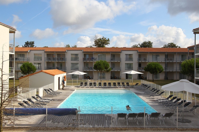 Imagen de la piscina del Hotel Vacancéole - Le Domaine du Château - La Rochelle / Île de Ré. Foto 7