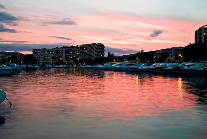 Imagen de la piscina del Hotel Vacancéole - Résidence Carré Marine. Foto 15