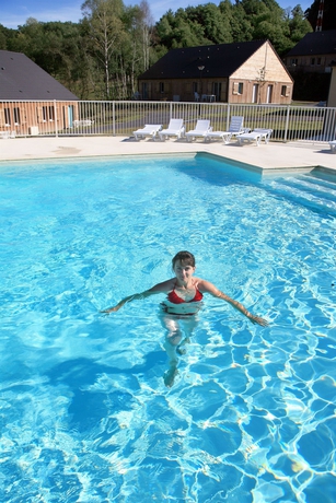 Imagen de la piscina del Hotel Vacanc&eacute;ole &ndash; Le Domaine Du Bosquet. Foto 15