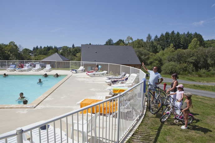 Imagen de la piscina del Hotel Vacanc&eacute;ole &ndash; Le Domaine Du Bosquet. Foto 16