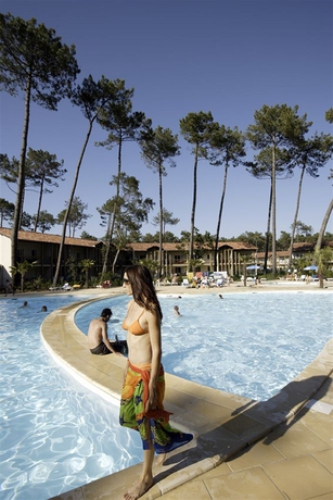 Imagen de la piscina del Hotel Vacancéole – L’allée Des Dunes – Ondres Plage. Foto 9