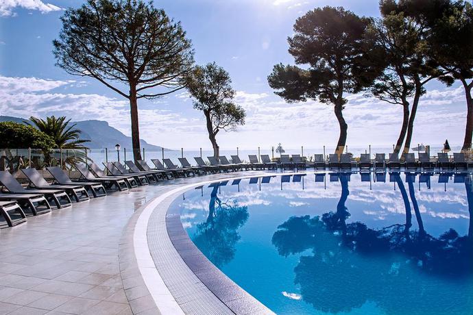 Imagen de la piscina del Hotel Vacances Bleues Delcloy. Foto 10