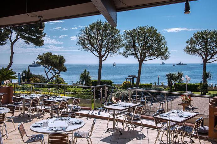 Imagen del bar/restaurante del Hotel Vacances Bleues Delcloy. Foto 3