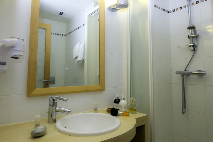 Imagen de la habitación del Hotel Vacances Bleues Villa Caroline. Foto 9