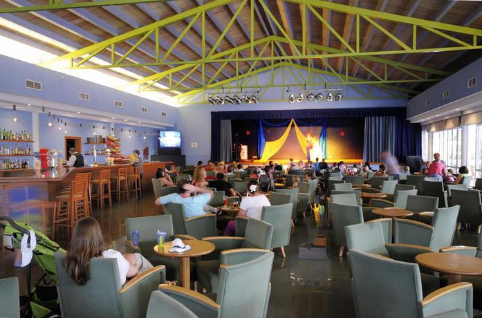 Imagen del bar/restaurante del Hotel Vacances Menorca Resort. Foto 2