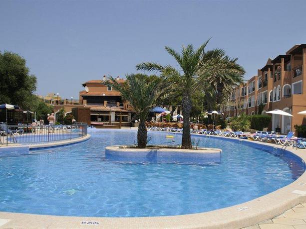 Imagen de la piscina del Hotel Vacances Menorca Resort. Foto 14