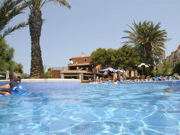 Imagen de la piscina del Hotel Vacances Menorca Resort. Foto 15