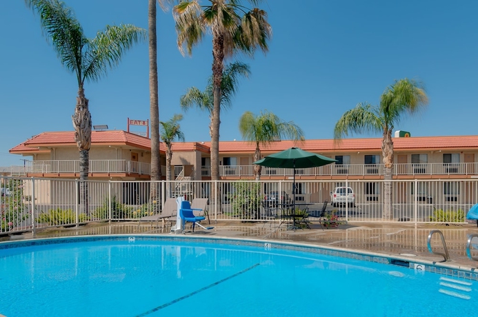 Imagen de la piscina del Hotel Vagabond Inn Bakersfield North. Foto 18