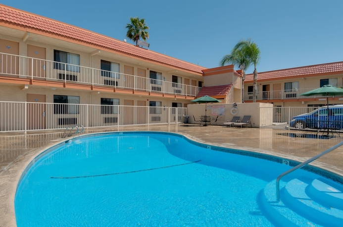 Imagen de la piscina del Hotel Vagabond Inn Bakersfield North. Foto 19
