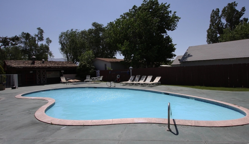 Imagen de la piscina del Hotel Vagabond Inn Bishop. Foto 18
