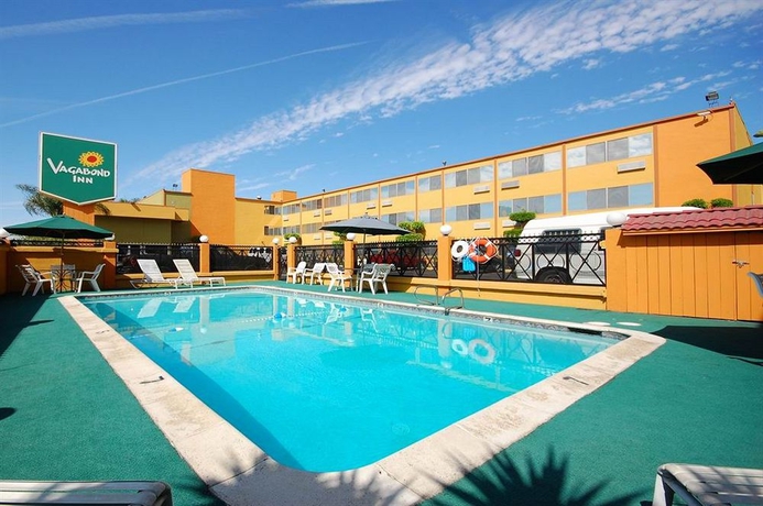 Imagen de la piscina del Hotel Vagabond Inn Convention Center Long Beach. Foto 15