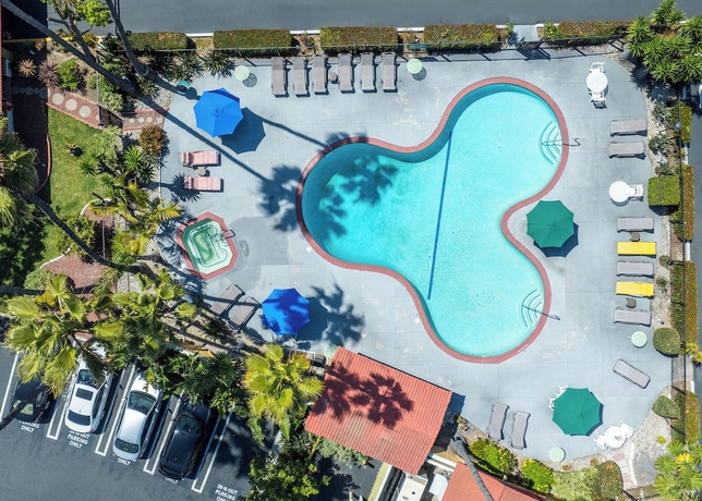Imagen de la piscina del Hotel Vagabond Inn Costa Mesa. Foto 15