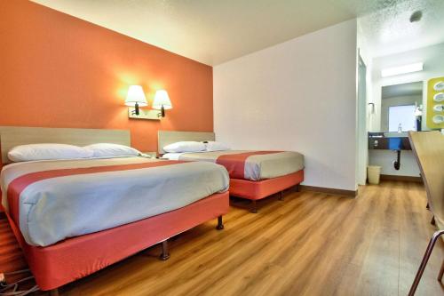 Imagen de la habitación del Hotel Vagabond Inn Monterey. Foto 6