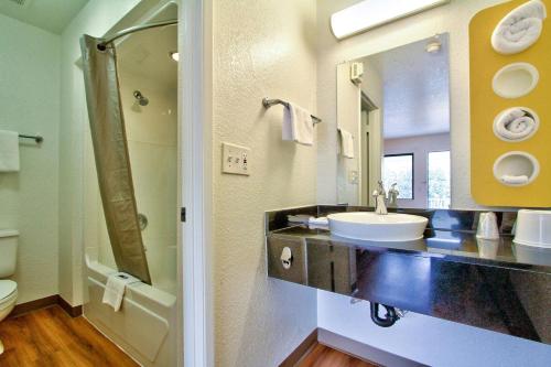 Imagen de la habitación del Hotel Vagabond Inn Monterey. Foto 7