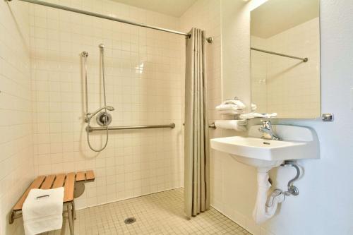 Imagen de la habitación del Hotel Vagabond Inn Monterey. Foto 8