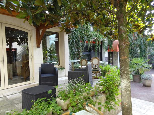 Imagen de los exteriores del Hotel Val De Loire. Foto 10