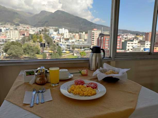 Imagen del bar/restaurante del Hotel Val Santamaria Quito. Foto 1