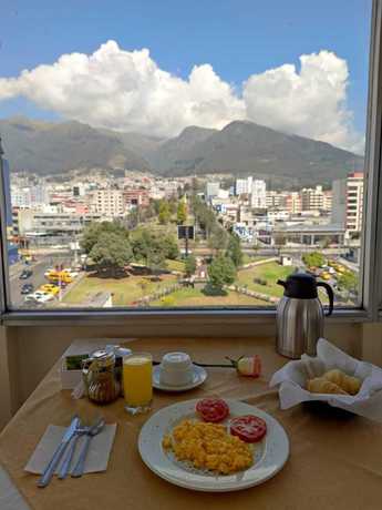 Imagen del bar/restaurante del Hotel Val Santamaria Quito. Foto 2