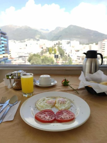Imagen del bar/restaurante del Hotel Val Santamaria Quito. Foto 3