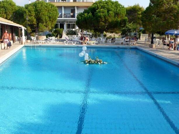 Imagen de la piscina del Hotel Valais. Foto 17