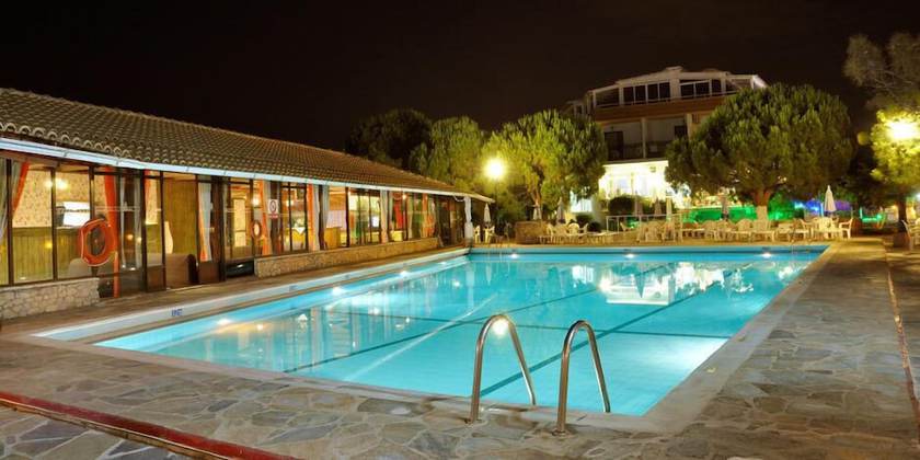 Imagen de la piscina del Hotel Valais. Foto 19