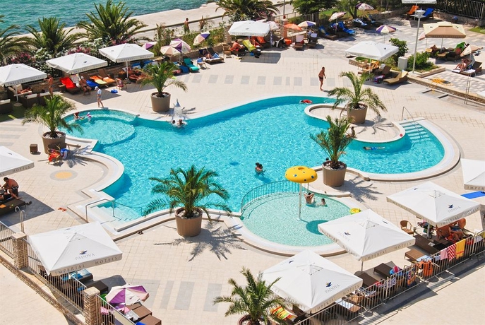 Imagen de la piscina del Hotel Valamar Padova. Foto 11