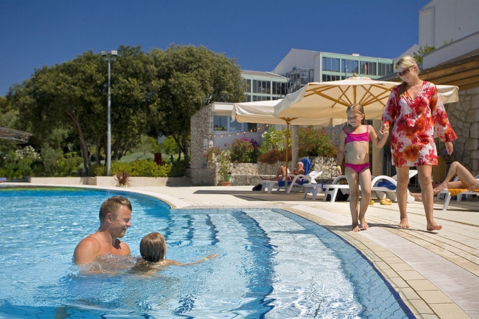 Imagen de la piscina del Hotel Valamar Tirena. Foto 15