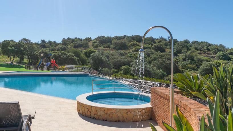 Imagen de la piscina del Hotel Vale da Ribeira Residences. Foto 15