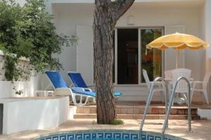 Imagen de la piscina del Hotel Vale do Garrao Villas. Foto 4