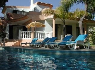 Imagen de la piscina del Hotel Vale do Garrao Villas. Foto 6