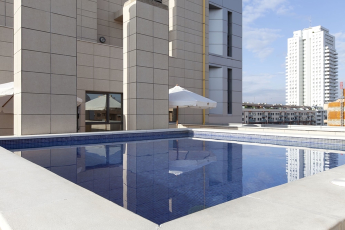 Imagen de la piscina del Hotel Valencia Center. Foto 14