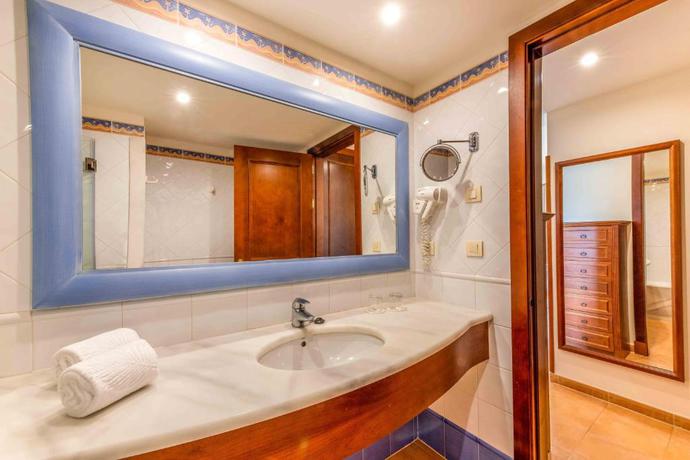 Imagen de la habitación del Hotel Valentin Sancti Petri. Foto 10