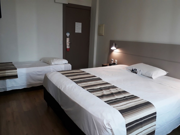 Imagen de la habitación del Hotel Valerim Itajaí. Foto 17