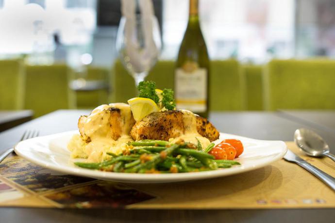 Imagen del bar/restaurante del Hotel Valero Grand Suites By Swiss-belhotel Makati. Foto 3