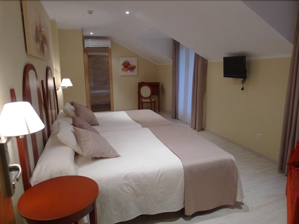 Imagen de la habitación del Hotel Valle De Cabezón. Foto 8