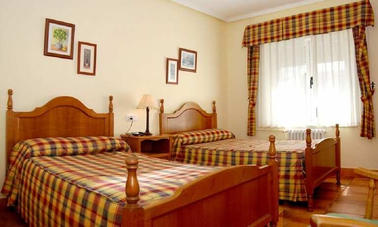 Imagen de la habitación del Hotel Valle de San Emiliano. Foto 13