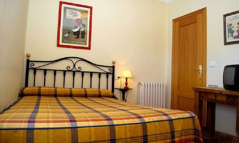 Imagen de la habitación del Hotel Valle de San Emiliano. Foto 15