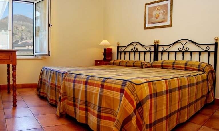 Imagen de la habitación del Hotel Valle de San Emiliano. Foto 16