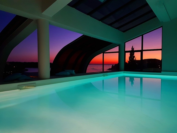 Imagen de la piscina del Hotel Valsabbion. Foto 18