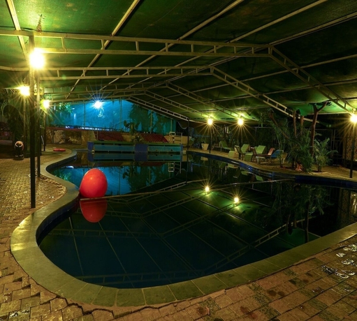 Imagen de la piscina del Hotel Van Vihar Farm and Resort. Foto 19