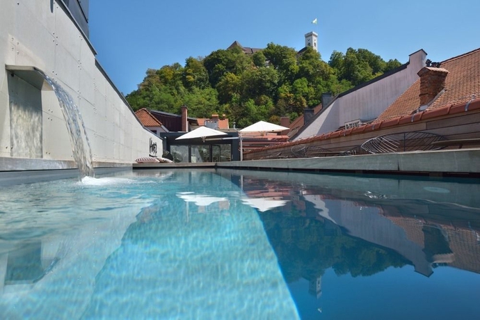 Imagen de la piscina del Hotel Vander Urbani Resort – A Member Of Design Hotels. Foto 15