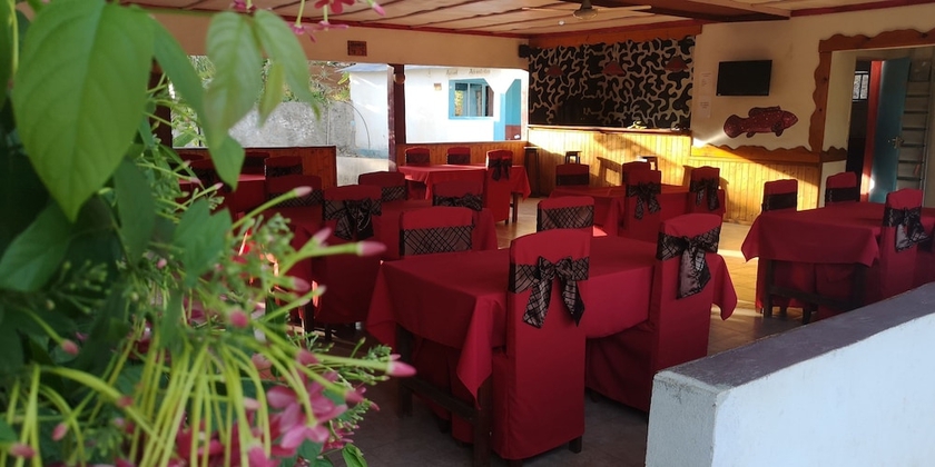 Imagen del bar/restaurante del Hotel Vanilla Lodge Moh&eacute;li. Foto 2