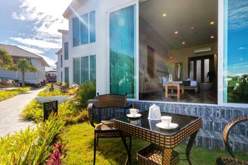 Imagen general del Hotel Vannee Golden Sands Beachfront Resort, Ban Haad Rin. Foto 7